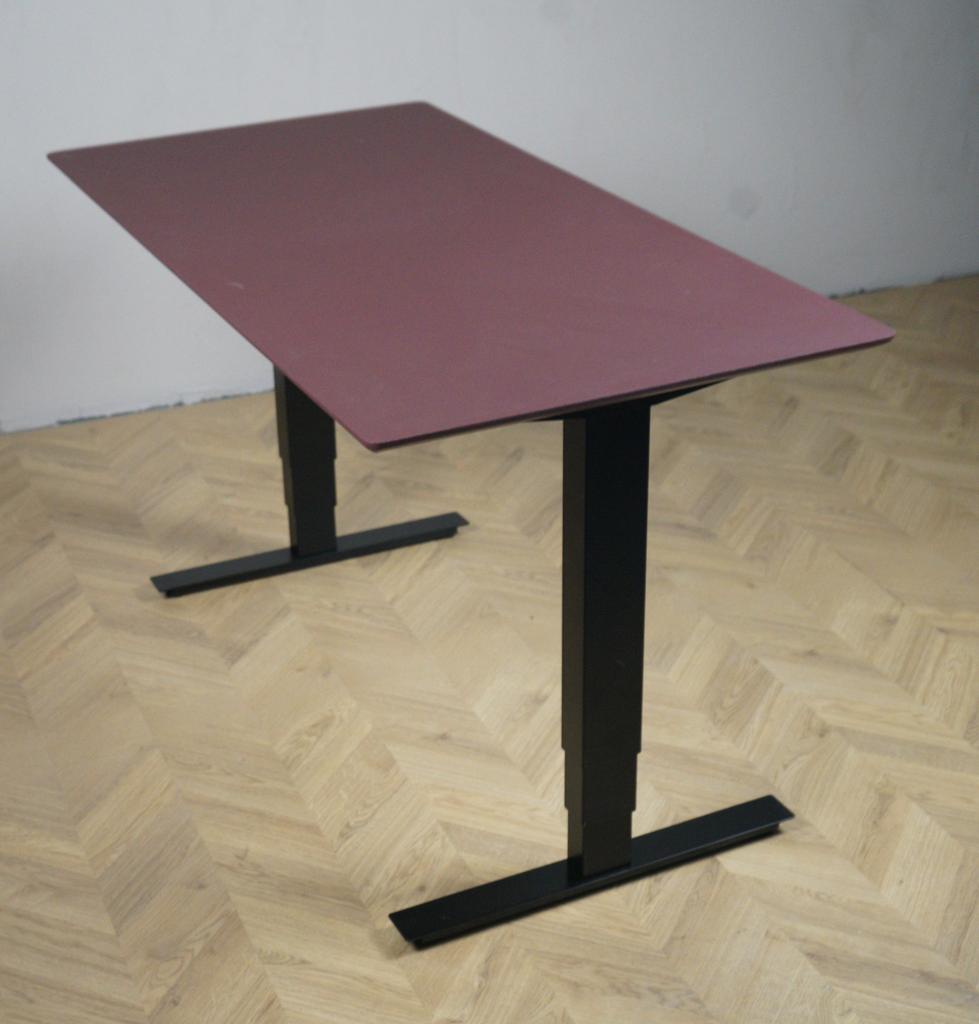 Arnehus hæve-sænkebord i bordeaux linoleum set fra siden. Elektrisk justerbart skrivebord med robust stel og elegant design i 160x80 cm.